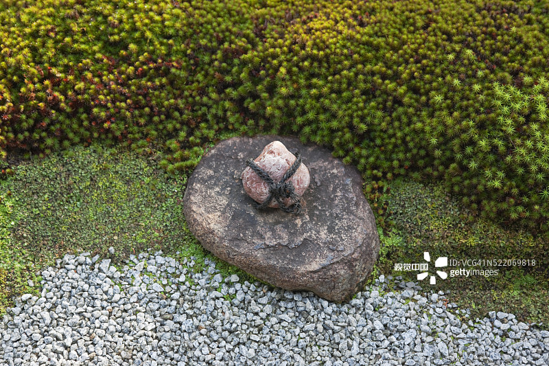 京都紫明重森庭园美术馆枯山水庭园中的界石，日本图片素材