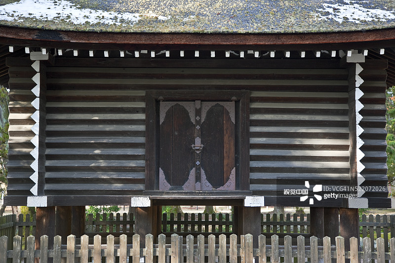 日本京都上贺茂神社的神圣雪松树皮屋顶传统原木仓库图片素材