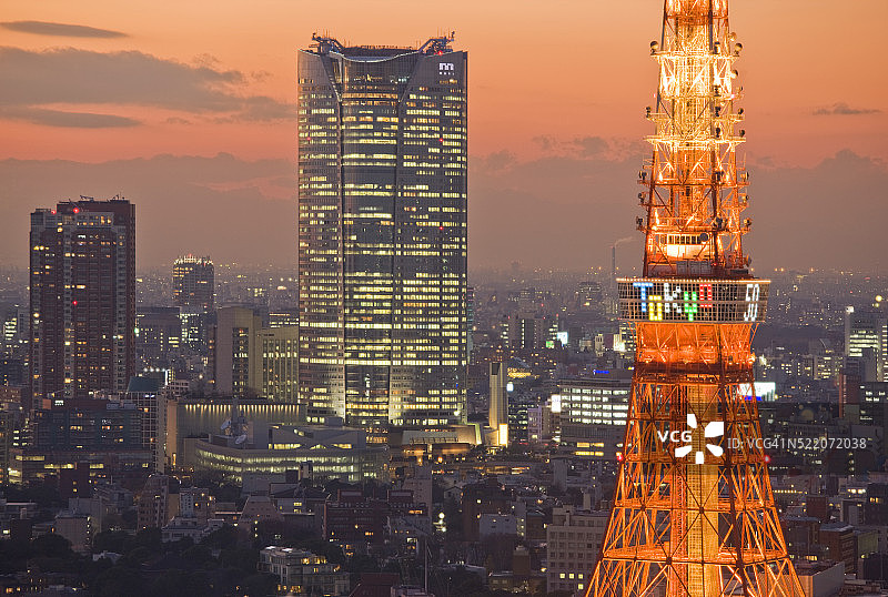 东京市中心，前景为东京塔，中景为六本木新城森大厦图片素材