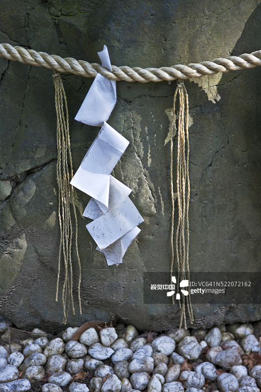 日本京都上贺茂神社涉溪园的神圣岩石和注连绳图片素材