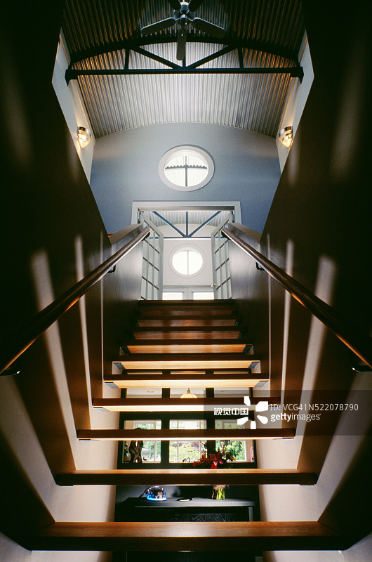 木制楼梯的仰视角度图片素材