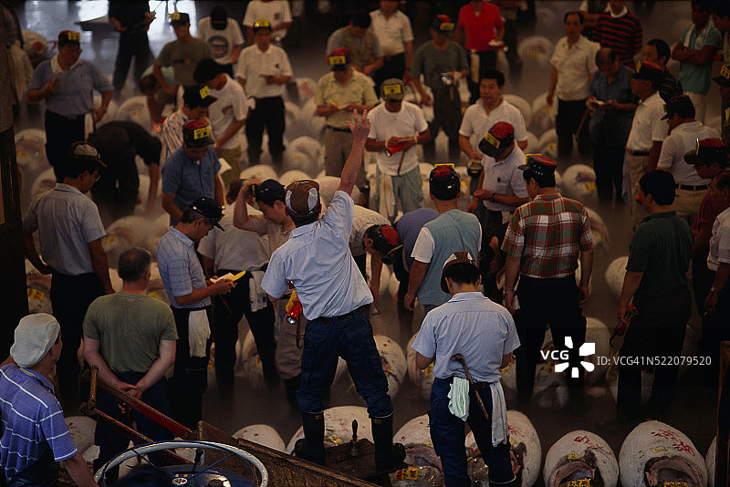 日本鱼市的鱼贩和买家图片素材