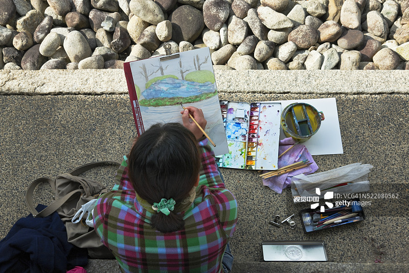 日本京都妙莲寺花园里的水彩画家图片素材