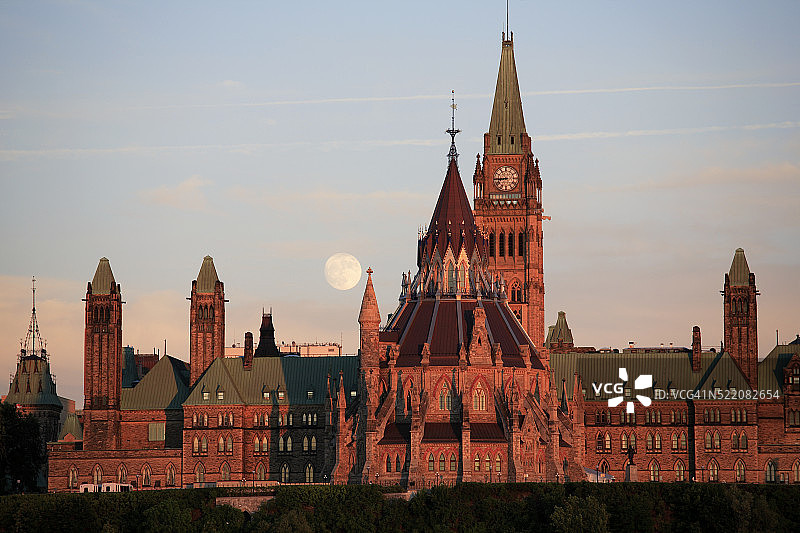 月升时分的渥太华议会大厦图片素材