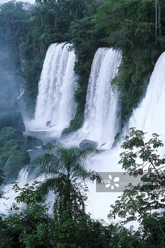 阿根廷米西奥内斯省的伊瓜苏瀑布图片素材