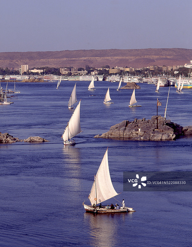 尼罗河上的三角帆船图片素材