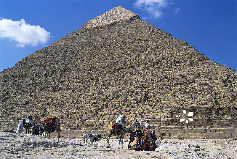 骑骆驼的人在卡夫拉金字塔图片素材