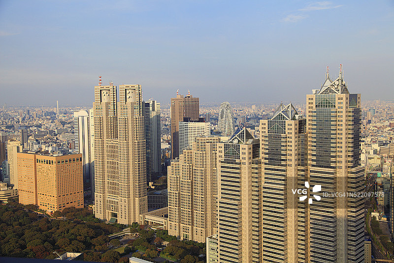 东京新宿天际线摩天大楼图片素材
