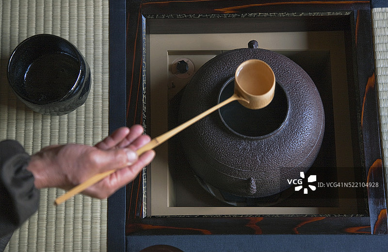 日本京都：茶道大师在修学院附近住宅茶室中准备茶道图片素材