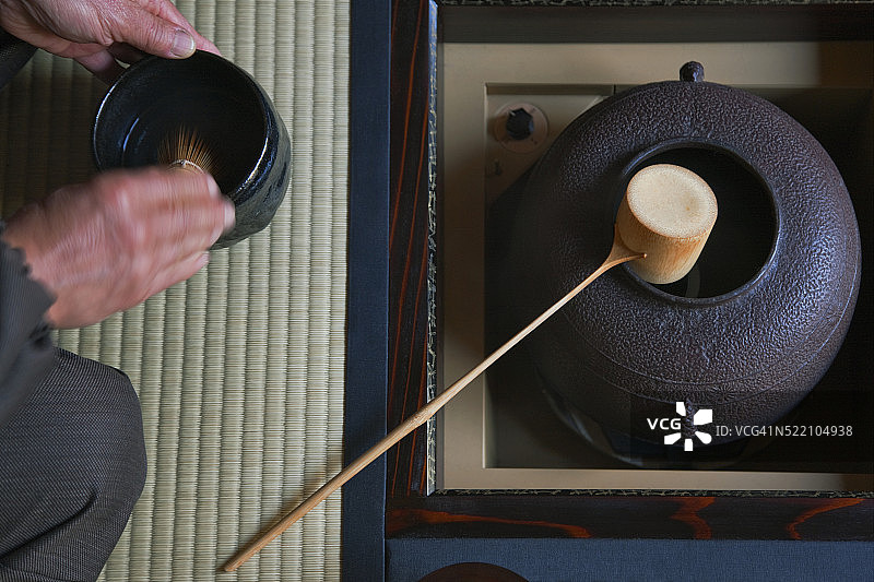 京都东北部左京区修学院附近住宅茶室内的茶道大师正在准备茶道图片素材