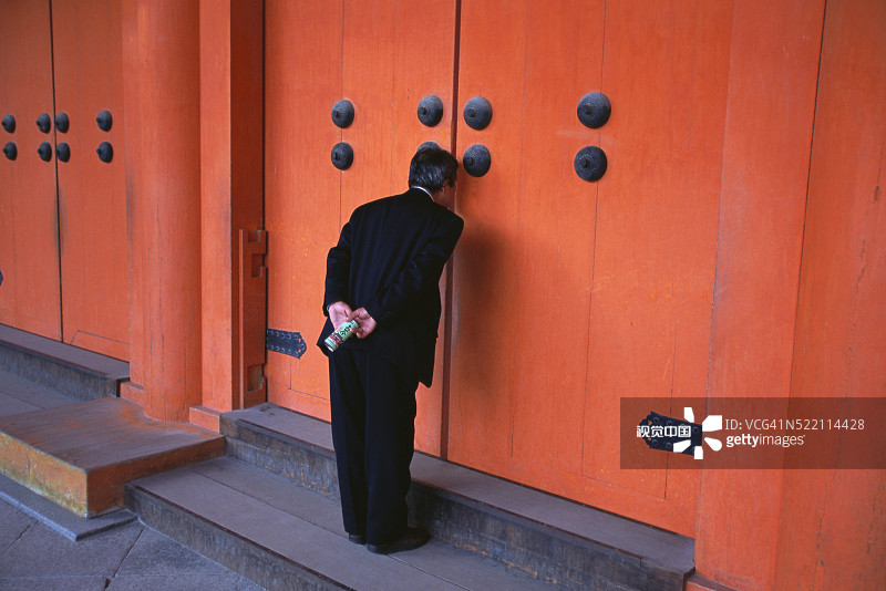 男人在平安神宫门口窥视图片素材