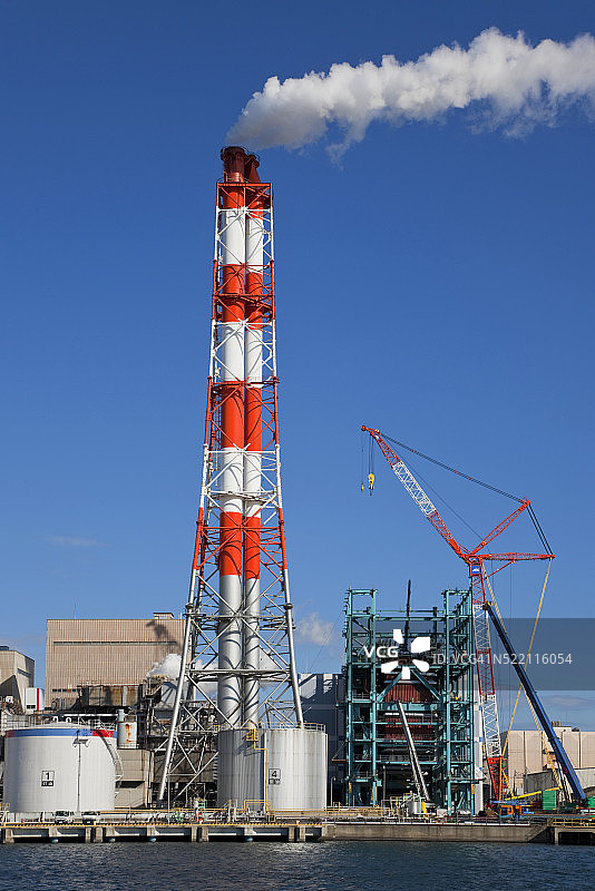扇岛上的炼油厂冷却塔图片素材
