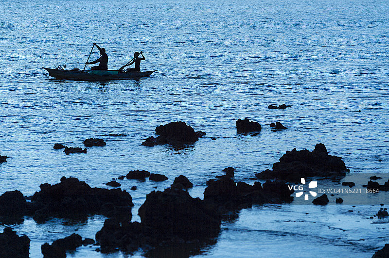 夜晚归家的挖蛋人图片素材