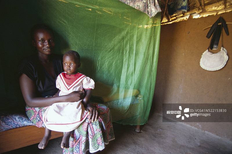 母亲、女儿与蚊帐图片素材