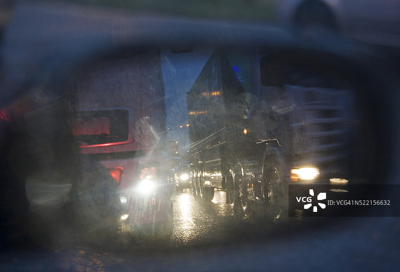 后视镜中的交通图片素材