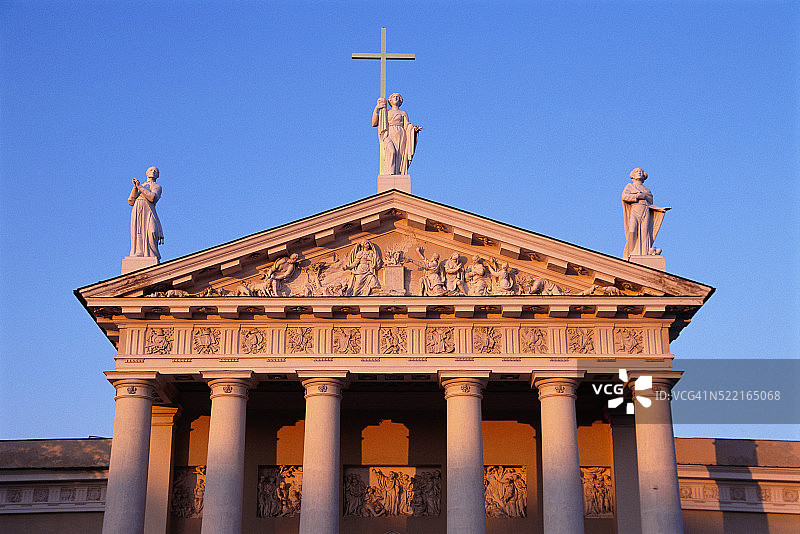 维尔纽斯大教堂三角墙浮雕正面图图片素材