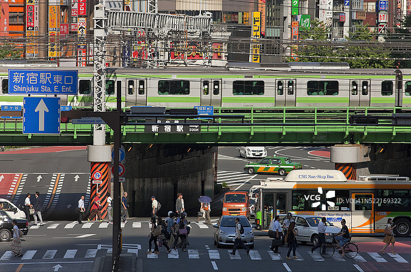 日本东京新宿站的山手线列车图片素材