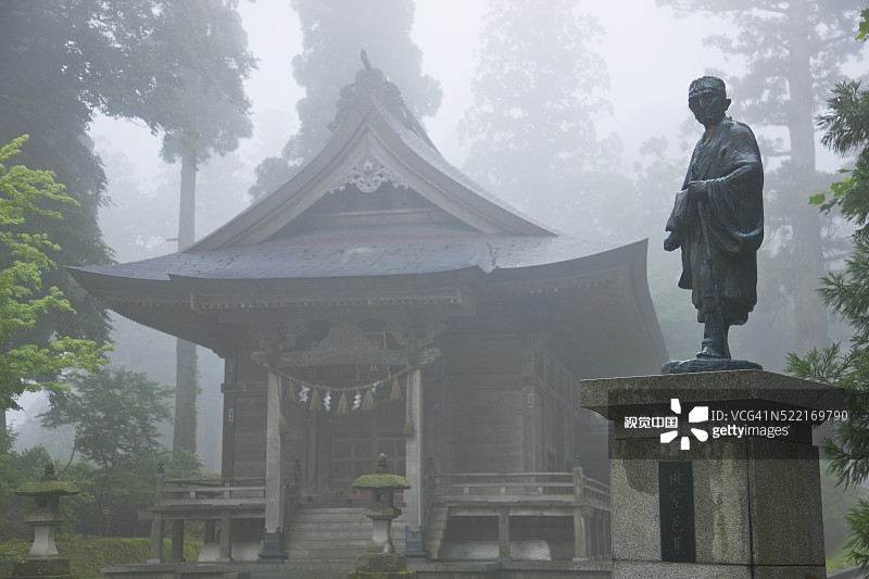 日本山形县出羽三山神圣山脉的三神合祭殿神社和芭蕉图片素材