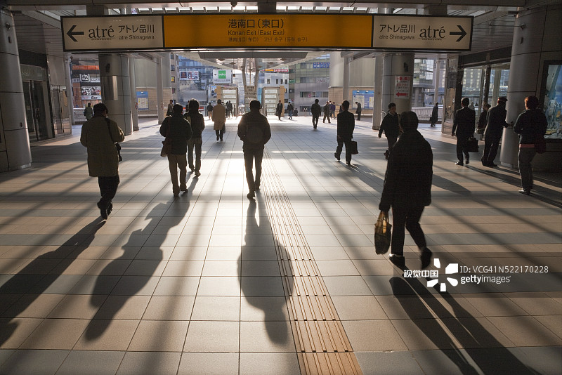 日本东京品川站的上班族早高峰图片素材