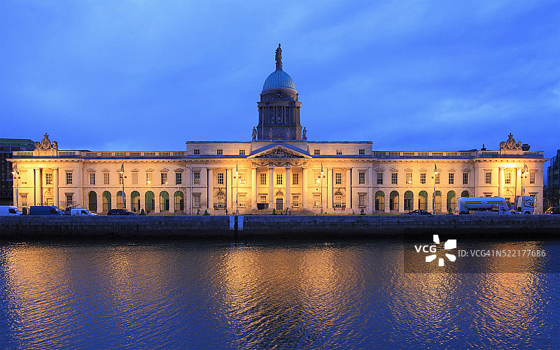 爱尔兰都柏林海关大楼利菲河风光图片素材