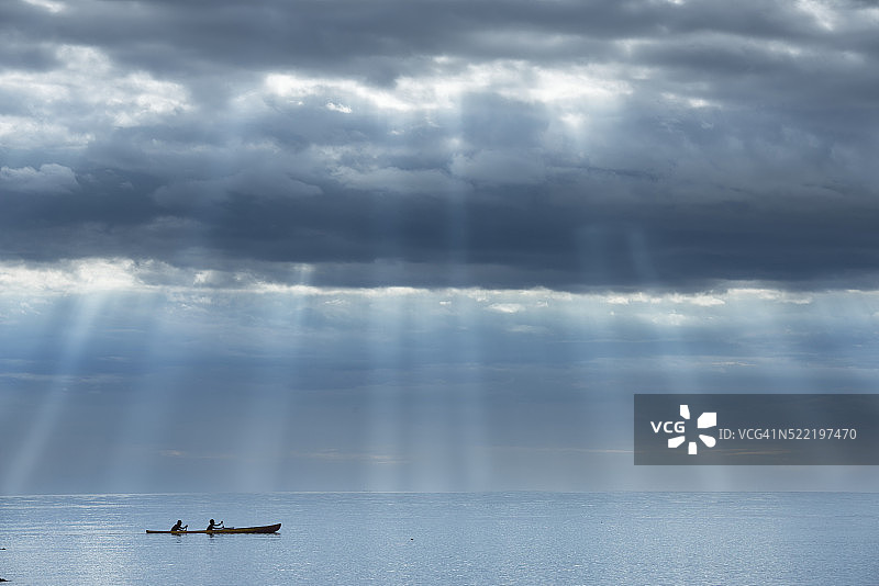 教堂光辉下的独木舟图片素材