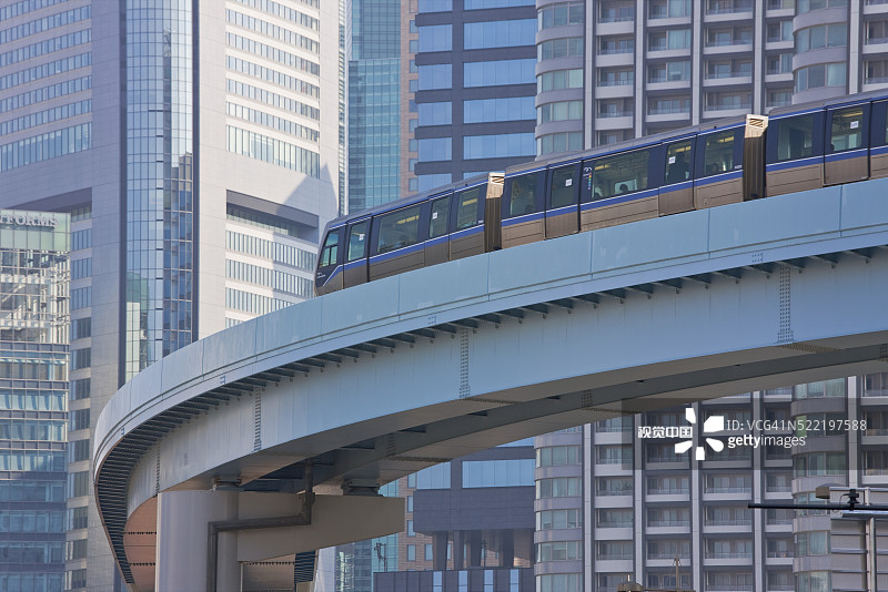 东京汐留地区的百合海鸥号高架智能列车图片素材