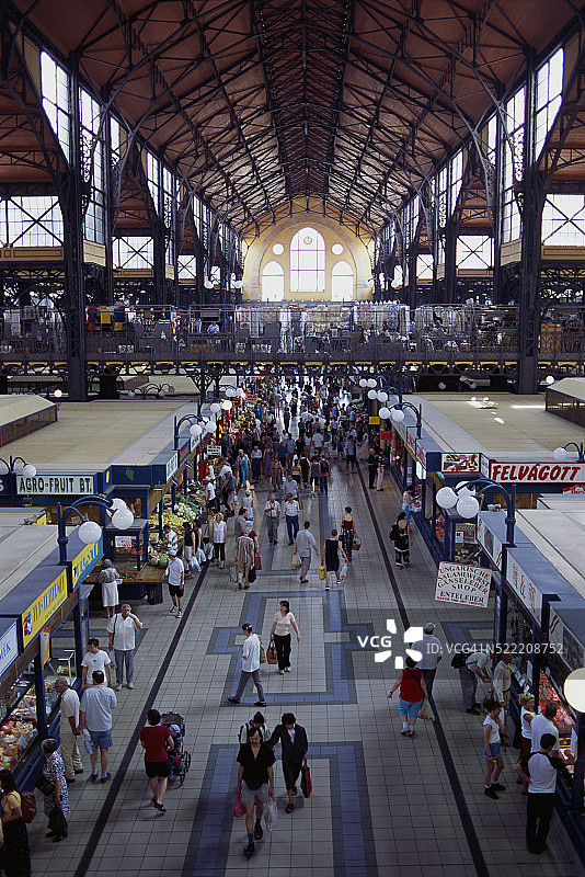 布达佩斯市场大厅的购物者图片素材