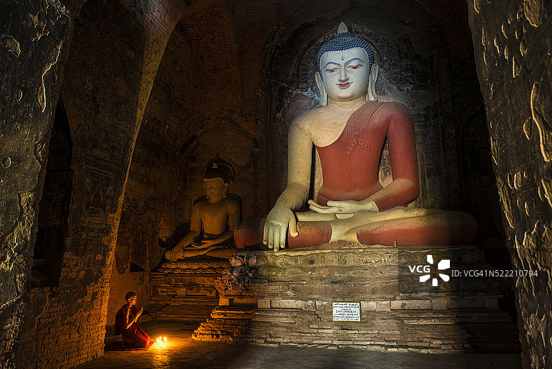 在蒲甘Pathotharmyar寺庙祈祷的僧侣图片素材