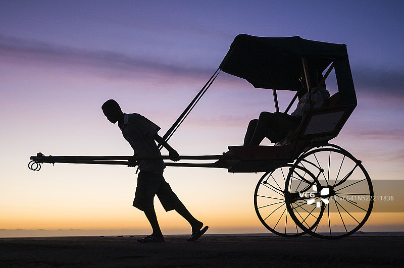 马达加斯加的日落时分的人力车图片素材