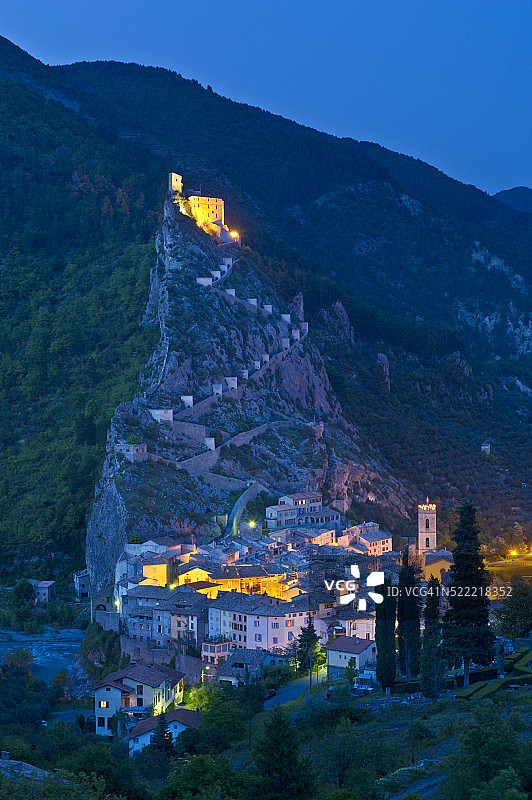 Entrevaux Medieval village at night图片素材