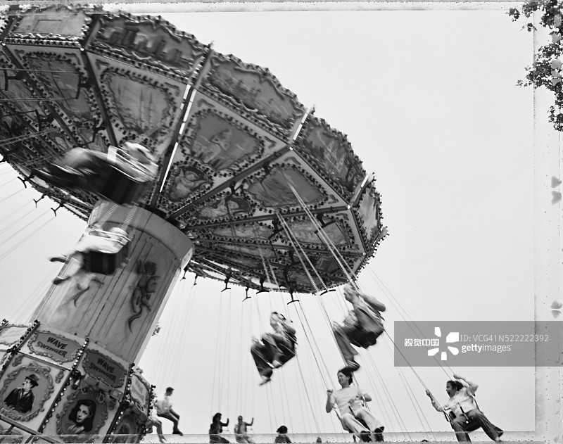 海德公园游乐园的旋转秋千图片素材