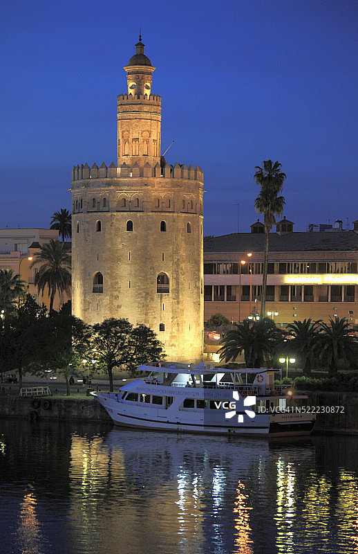 安达卢西亚塞维利亚黄金塔与瓜达尔基维尔河图片素材