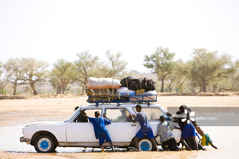 尼日尔河中损坏的车辆，马里图片素材