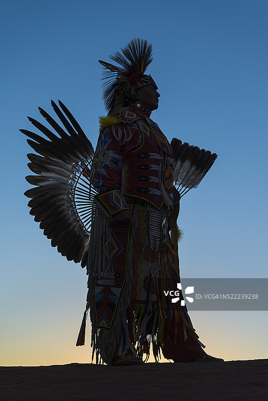 身着传统服饰的纳瓦霍族男人图片素材