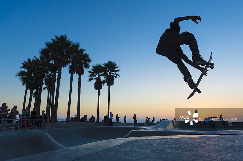 威尼斯海滩的滑板运动员图片素材