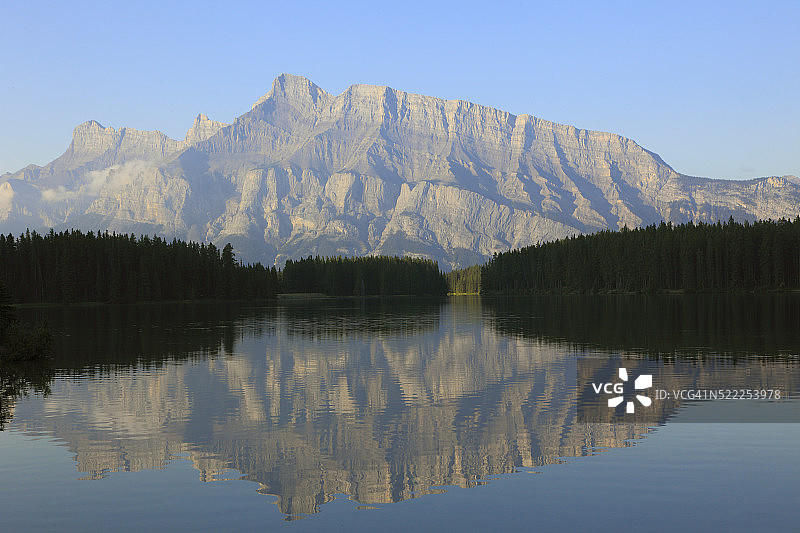 加拿大艾伯塔省班夫国家公园双杰克湖兰德尔山图片素材