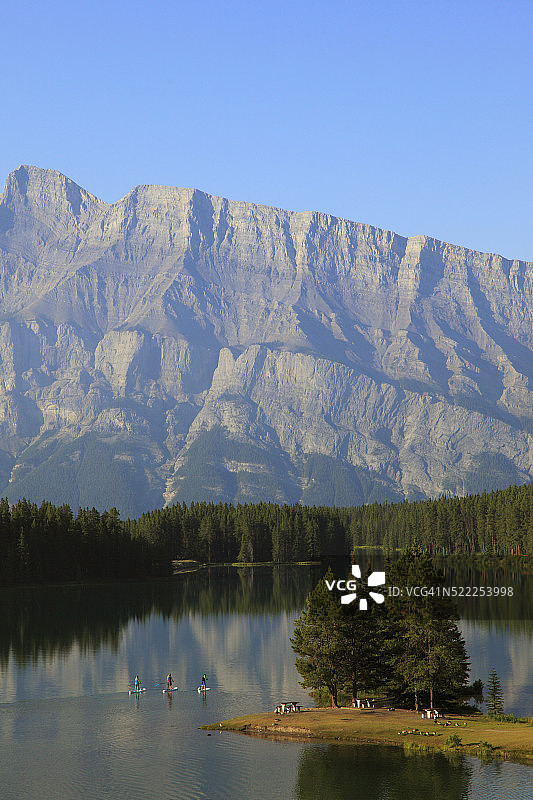 加拿大艾伯塔省班夫国家公园双杰克湖兰德尔山图片素材