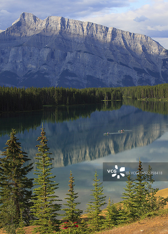 加拿大艾伯塔省班夫国家公园伦德尔山与双杰克湖图片素材