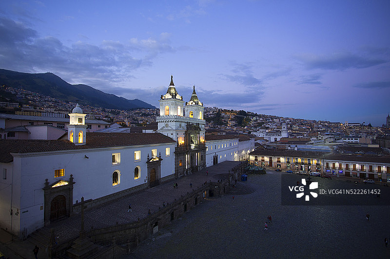 厄瓜多尔基多市黄昏概览图片素材