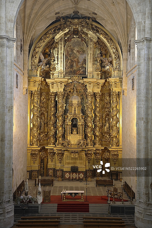 西班牙卡斯蒂利亚-莱昂萨拉曼卡：圣埃斯特万修道院教堂内部图片素材