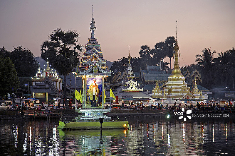 泰国夜丰颂府钟康湖的钟康寺图片素材