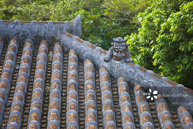 日本冲绳琉球村的屋顶石狮子守护神图片素材