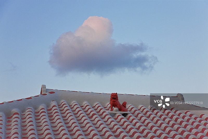 中国冲绳县字间村瓦片屋顶上的风狮爷图片素材
