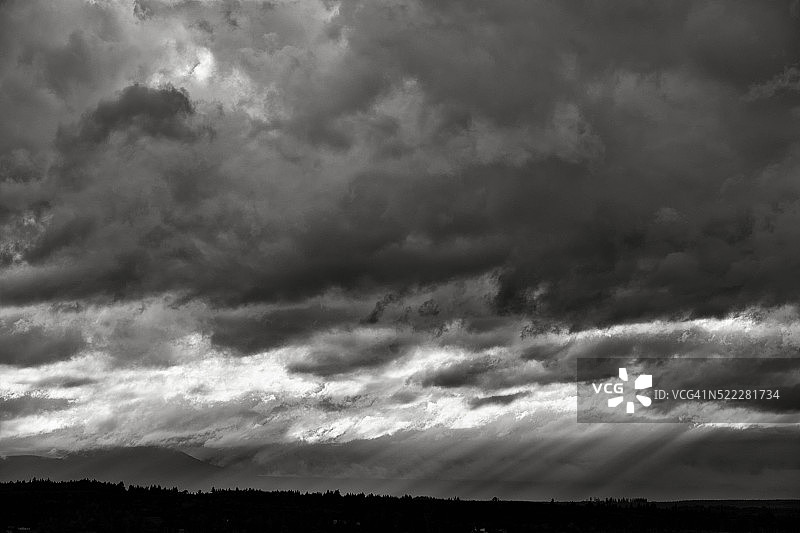 云层中的间隙图片素材