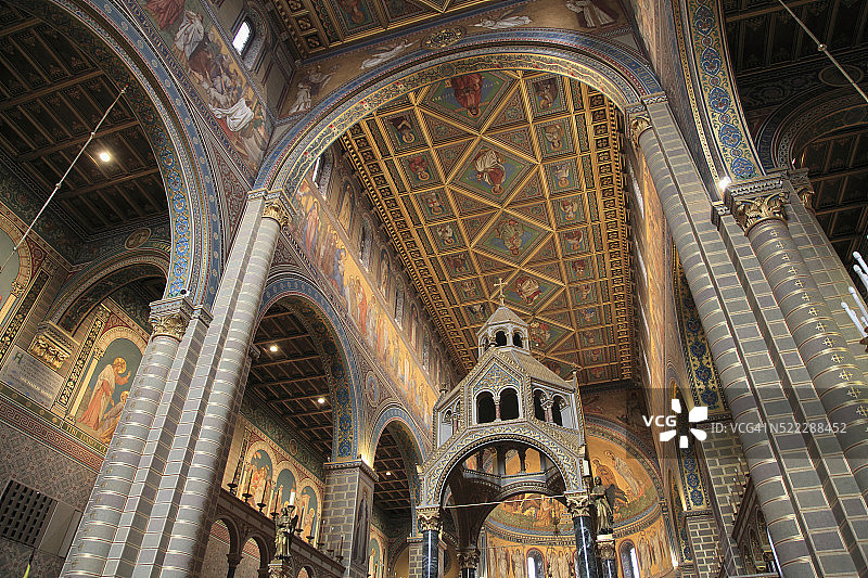 匈牙利佩奇圣彼得大教堂内景图片素材