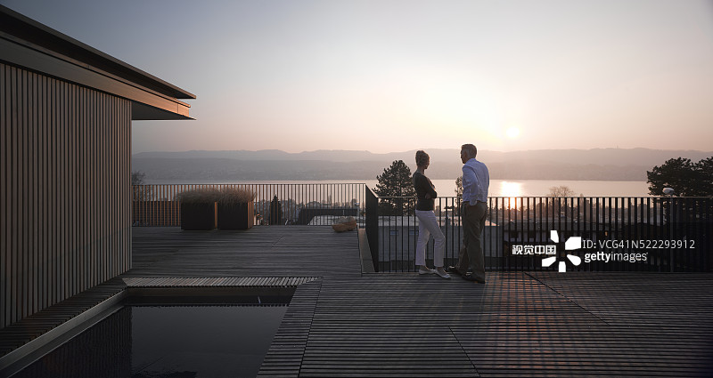 屋顶露台上的情侣图片素材