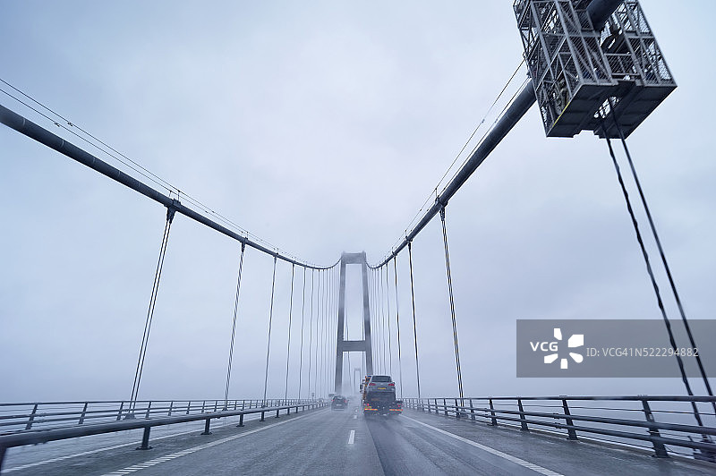 驾车过桥图片素材