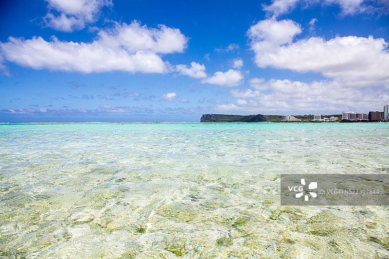 清澈水面的涟漪图片素材
