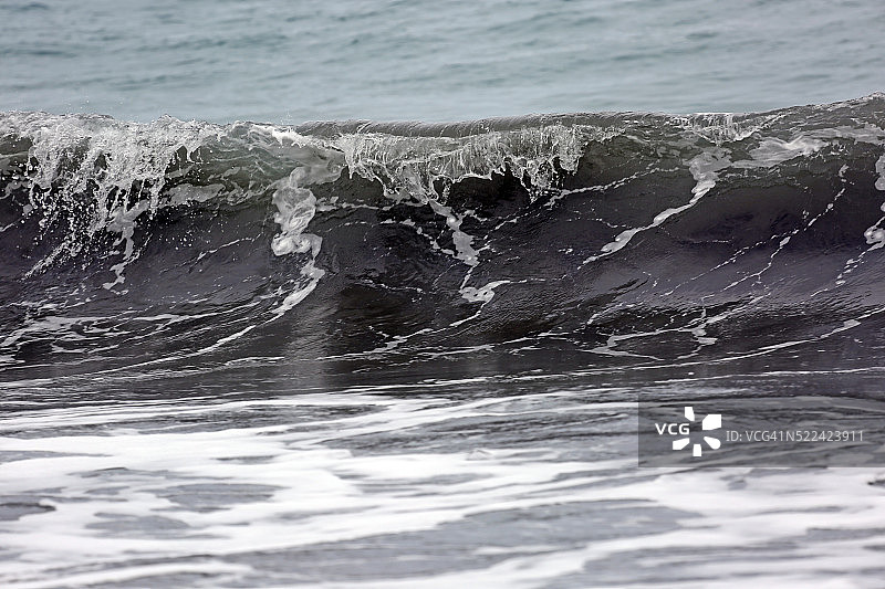 印度尼西亚：彭加贾瓦海滩冲浪图片素材