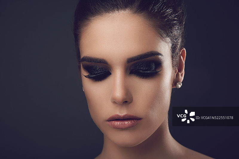 烟熏眼妆图片素材
